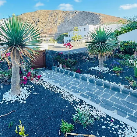 Yeyo En El Cráter Del Volcán Tinguaton